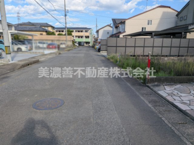 ６７４７３　本巣郡北方町柱本南土地の前面道路含む現地写真