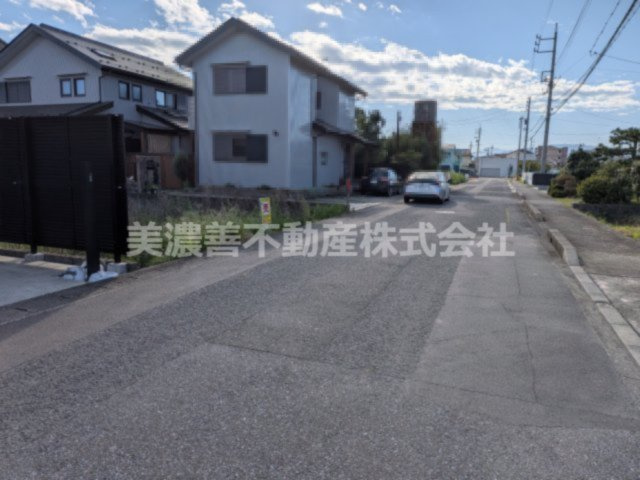 ６７４７３　本巣郡北方町柱本南土地の前面道路含む現地写真