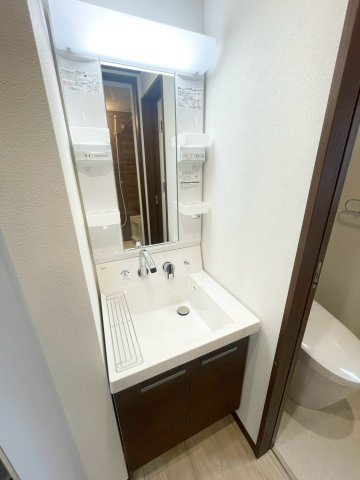 ゆったりとスペースのある洗面所
