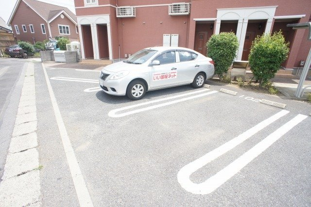 フォーサンズⅡの駐車場