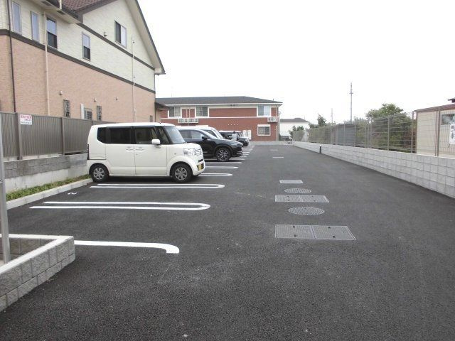 グランデ　ポルトⅢの駐車場