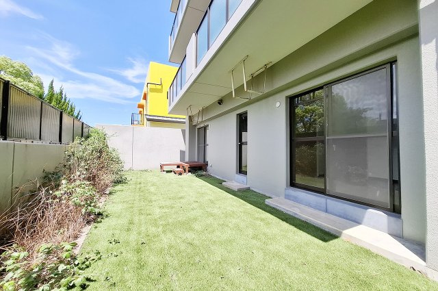アステージ岸和田の庭|専用庭（人工芝撤去前）：LDKや洋室1に面した専用庭付きの住まいです。