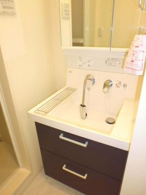 【独立洗面台】 | Aube鳩ヶ谷本町 | 独立洗面台、小物を置くことができて便利です