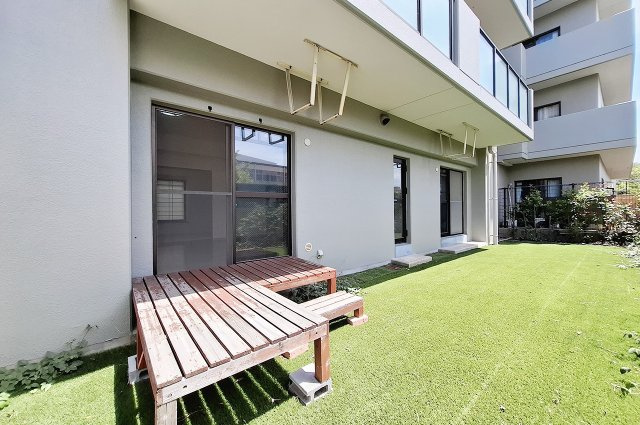 アステージ岸和田の庭|専用庭（人工芝・ウッドデッキ撤去前）：戸外の空間を身近に楽しめる専用庭付きです。