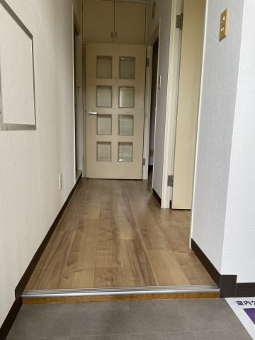 レジデンス的場の玄関