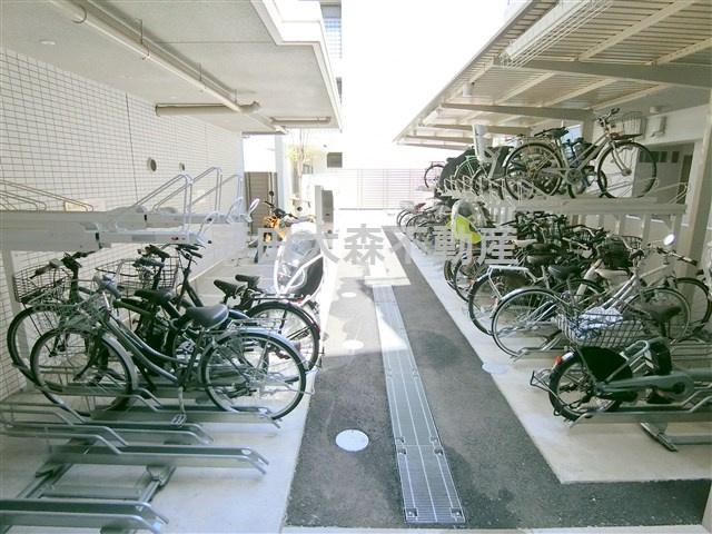 ドゥーエ西馬込のその他共用部分|屋根付きラック式の駐輪場