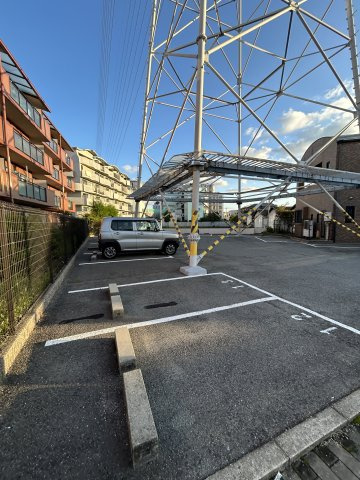 ローレルIZUMIの駐車場