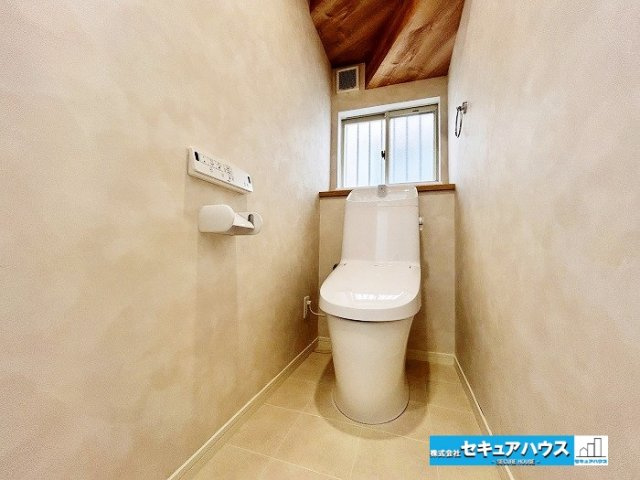 【中古戸建】知多市新知台2丁目のトイレ|【高機能トイレ】
◆高機能トイレの多くは便器のフタの開閉が自動であり、使用後に手動で水を流す面倒もなく非常に便利です。スタイリッシュな見た目で、お掃除しやすく、節水効果が高いです。