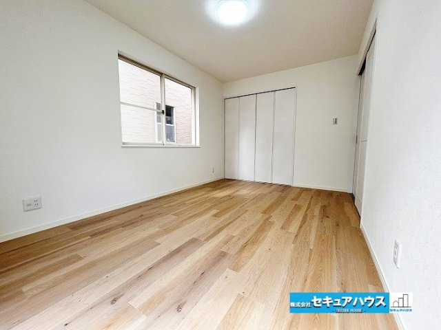 【中古戸建】知多市新知台2丁目の洋室|【１F洋室6.7帖】
◆明るく落ち着いた雰囲気の洋室は、寝室や子ども部屋、書斎など幅広く活用できる使い勝手の良い空間。家具やベッドを配置してもゆとりがあり、快適に過ごせるお部屋です。
