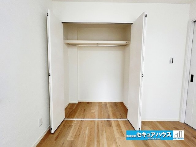 【中古戸建】知多市新知台2丁目の収納|【１F洋室6.7帖収納】
◆収納スペースは、衣類や日用品などをすっきり整理できる便利な空間。収納力もしっかり確保されており、お部屋を広々と使えるのが嬉しいポイントです。