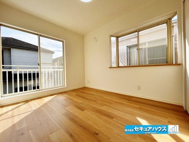 【中古戸建】知多市新知台2丁目の洋室|【２F南西洋室5.2帖】
◆窓から光が差し込む明るい洋室は、寝室や子ども部屋など多彩な用途に対応。ベッドやデスクなどの家具も配置しやすく、家族それぞれが快適に過ごせる空間です。