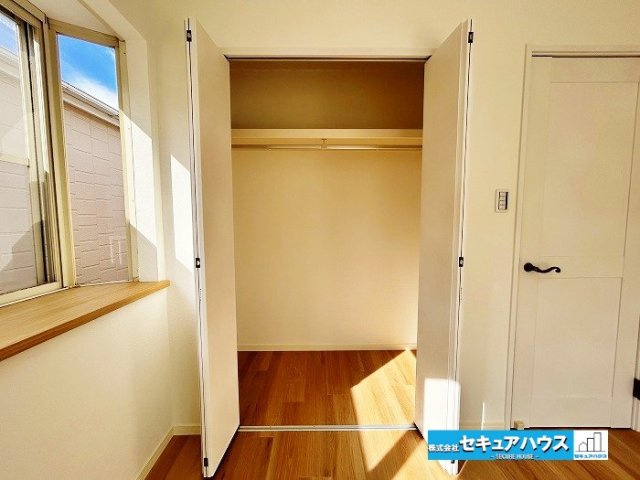 【中古戸建】知多市新知台2丁目の収納|【２F南西洋室5.2帖収納】
◆洋室の収納は、衣類や季節物などをすっきり整理できる便利なスペース。収納力がしっかりあり、お部屋を広く快適に使えるのが嬉しいポイントです。