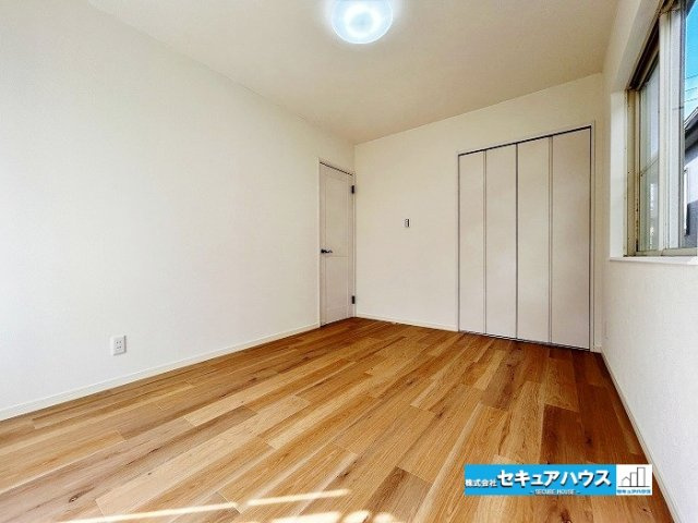 【中古戸建】知多市新知台2丁目の洋室|【２F南洋室6帖】
◆6帖の洋室は、ベッドやデスクなどの家具を配置しやすい広さで、寝室や子ども部屋にもぴったり。明るく落ち着いた雰囲気で、快適に過ごせる空間です。