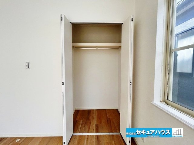 【中古戸建】知多市新知台2丁目の収納|【２F南洋室6帖収納】
◆収納スペースは、衣類や小物をまとめてしまえる使い勝手の良い設計。荷物をすっきり整理できるので、お部屋を広々と使えて快適な暮らしをサポートします。
