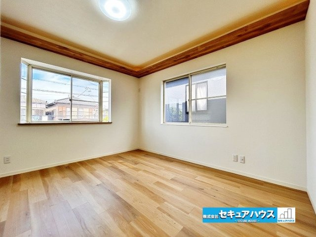 【中古戸建】知多市新知台2丁目の洋室|【２F北東洋室7.5帖】
明るく開放的な洋室は、ベッドやデスクなどの家具を配置してもゆとりを感じられる使いやすい空間。寝室や子ども部屋、書斎など、ライフスタイルに合わせてさまざまな用途で活用できます。