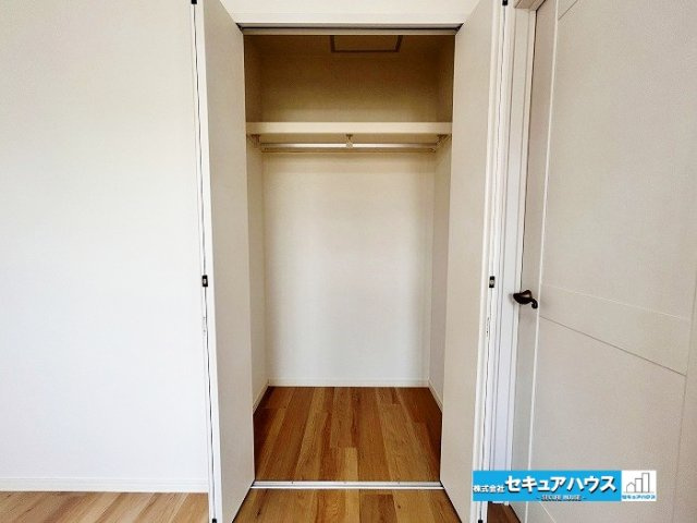 【中古戸建】知多市新知台2丁目の収納|【２F北東洋室7.5帖】
◆衣類やバッグ、季節物の荷物などをすっきり収納できる便利な収納スペース。居室を広く使えるため、家具を置いた後もゆとりのある空間を保ちやすいのが魅力です。
