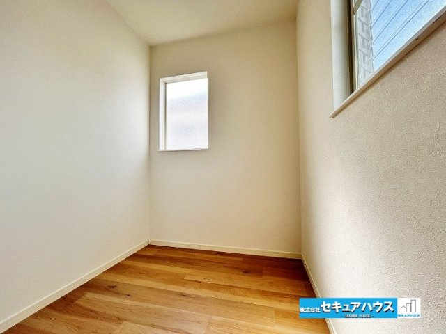 【中古戸建】知多市新知台2丁目の収納|【納戸】
◆大容量の納戸は、季節物の衣類や日用品、趣味の道具など、普段使わない荷物の収納に便利。居室に物を置かず、すっきりとした住空間を保てるのが魅力です。