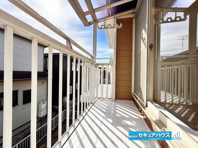 【中古戸建】知多市新知台2丁目のバルコニー|【バルコニー】
◆開放感のあるバルコニーは、洗濯物や布団を干すスペースとして便利に活用できます。日々の家事を快適にサポートしてくれる、使い勝手の良い空間です。