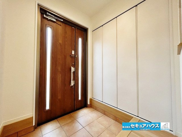 【中古戸建】知多市新知台2丁目の玄関|【玄関】
◆玄関ドア鍵交換済み！
◆玄関コメント

明るくすっきりとした玄関は毎日の出入りを気持ちよく迎えてくれる空間。靴や小物を整理しやすく来客時にもきれいな印象を与えられる使い勝手の良い玄関です。