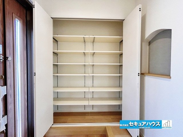 【中古戸建】知多市新知台2丁目の収納|【玄関収納】
◆玄関収納は、靴や外出時に使う小物などをすっきり整理できる便利なスペース。玄関まわりをきれいに保ち、来客時もすっきりとした印象を与えてくれます。