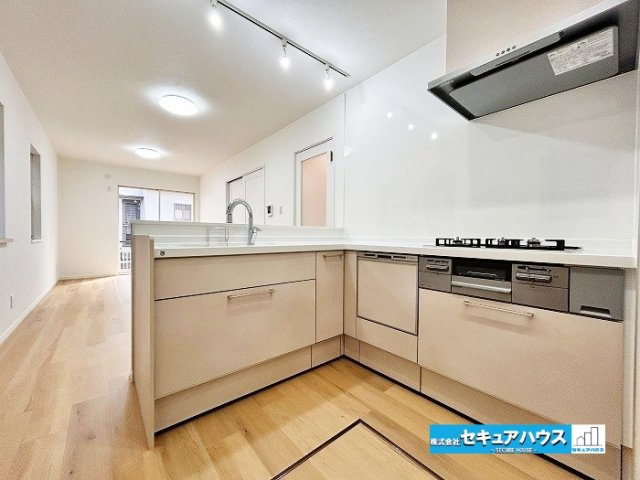 【中古戸建】知多市新知台2丁目のキッチン|【キッチン】
◆使い勝手の良いキッチンは、調理スペースもしっかり確保されたゆとりある設計。家族と会話を楽しみながら料理ができる、明るく開放的な空間です。
