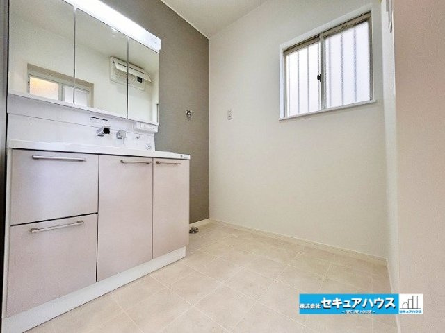 【中古戸建】知多市新知台2丁目の独立洗面台|【独立洗面台】
◆洗面台は、毎日の身支度がしやすい使い勝手の良いスペース。ゆとりのある洗面ボウルで、家族みんなが快適に利用できます。
