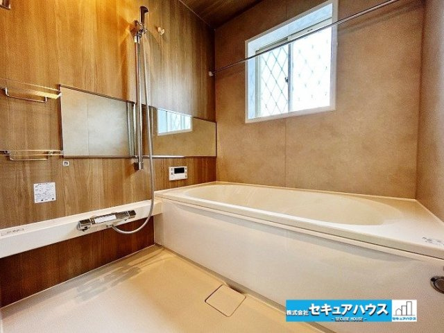 【中古戸建】知多市新知台2丁目の浴室|【浴室】
◆フルリフォーム済み！
◆ゆったりとくつろげる浴室は、一日の疲れを癒やす快適な空間。落ち着いた雰囲気で、毎日のバスタイムを心地よく楽しめます。