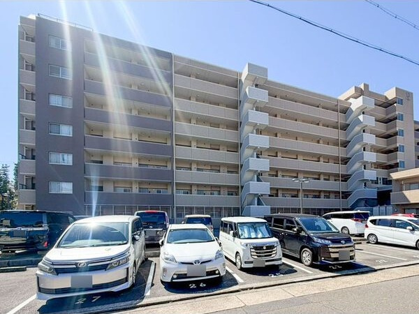 ファミリアーレ赤坪公園の駐車場
