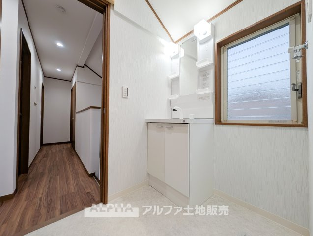 あきる野市草花の中古一戸建の独立洗面台|【Morning Routine】◆独立洗面台◆
洗顔や歯磨き、身支度など毎日の生活に欠かせない洗面スペース。朝の準備を整える場所として活躍します。