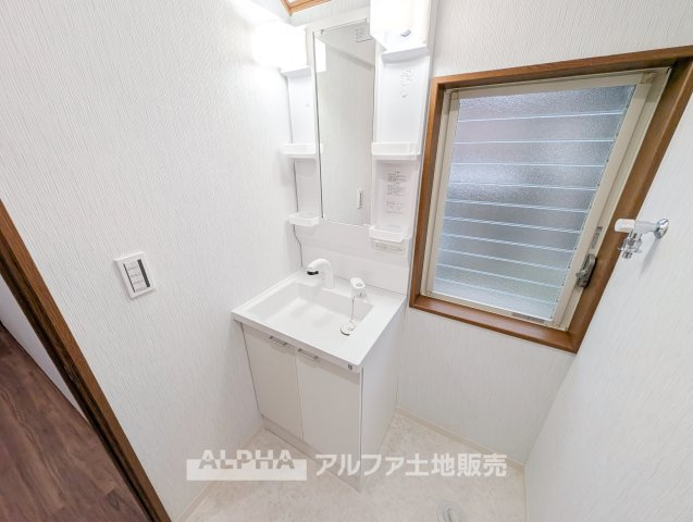 あきる野市草花の中古一戸建の独立洗面台|【Daily Refresh】◆身支度を整える空間◆
朝の身支度から帰宅後の手洗いまで、毎日活躍する独立洗面台。生活動線を支える水回りスペースです。