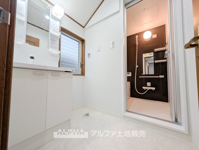 あきる野市草花の中古一戸建の浴室|【Bath Time】◆一日の疲れを癒やす場所◆
リフォームで交換された浴室。清潔感のある空間で、湯船につかりながら一日の疲れを癒やせます。