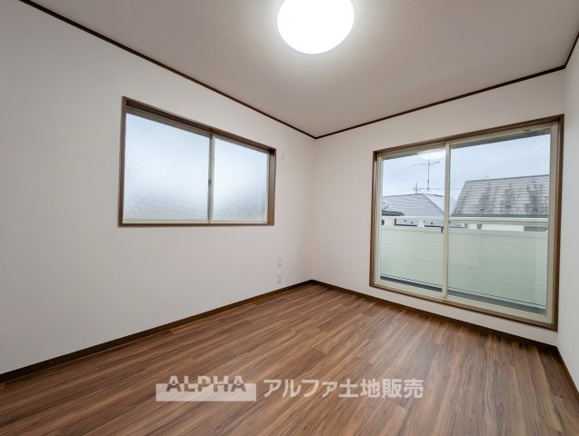 あきる野市草花の中古一戸建の洋室|【Private Room】◆全洋室6帖◆
3室ある洋室はいずれも6帖。寝室や子ども部屋、仕事・趣味のスペースなど、暮らしに合わせて使えます。