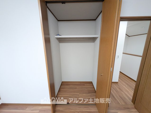 あきる野市草花の中古一戸建の収納|【Smart Storage】◆すっきり暮らす収納◆
衣類や日用品などを整理できる収納スペース。居室内をすっきり保ち、日々の片付けにも役立ちます。