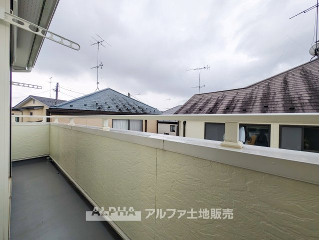 あきる野市草花の中古一戸建のバルコニー|【Open Air】◆住まいに開放感を◆
洗濯物を干す場所として日々活躍するバルコニー。外の空気を感じながら、気分転換にも使えるスペースです。