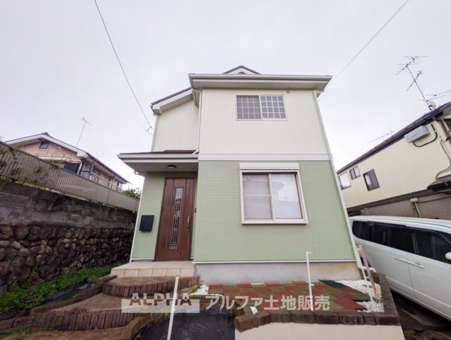 あきる野市草花の中古一戸建の外観|【Fresh Start Home】◆リフォーム済住宅◆
2026年7月にリフォーム完成済みの4LDK。駐車スペースは2台分確保されています（車種による）。