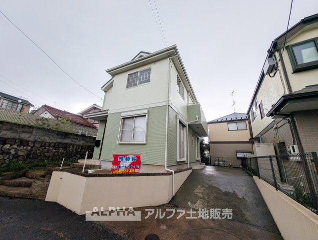 あきる野市草花の中古一戸建の外観|【Comfortable Home】◆全居室6帖の4LDK◆
土地117.57平米、建物93.96平米の戸建住宅。全居室6帖を確保し、駐車スペースも備えています。