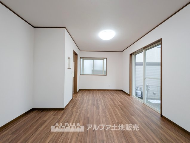 あきる野市草花の中古一戸建の居間・リビング|【Living Together】◆暮らしの中心に◆
ダイニングとリビングをひと続きに使えるLDK。家具の配置を考えながら、自分好みの空間づくりを楽しめます。
