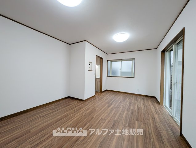 あきる野市草花の中古一戸建の居間・リビング|【Relaxing Living】◆くつろぎのひととき◆
家族で過ごす時間はもちろん、一人でのんびり過ごす時間にも。日常に寄り添うリビング空間です。