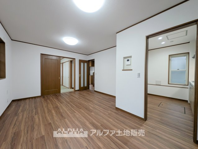 あきる野市草花の中古一戸建の居間・リビング|【Family Time】◆団らんを楽しむ空間◆
家族みんなで食卓を囲んだり、ソファでくつろいだり。思い思いの時間を過ごせるリビングです。