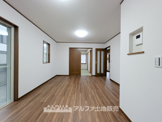 あきる野市草花の中古一戸建の居間・リビング|【Bright & Spacious Living】◆家族が集うLDK◆
食事やくつろぎの時間を一緒に楽しめるLDK。家族の会話が自然と生まれる、暮らしの中心となる空間です。