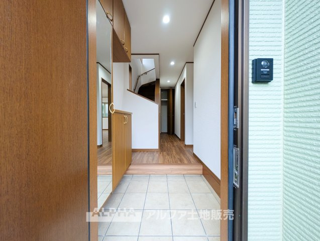 あきる野市草花の中古一戸建の玄関|【Welcome Home】◆毎日を迎える玄関◆
住まいの第一印象となる玄関スペース。毎日の「ただいま」と「いってきます」を心地よく迎えます。