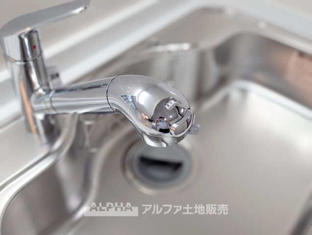 あきる野市草花の中古一戸建のキッチン|【Fresh Water】◆浄水器◆
飲み水や料理に使う水を手軽に切り替えられる浄水器。キッチンでの毎日の水仕事にも便利な設備です。
