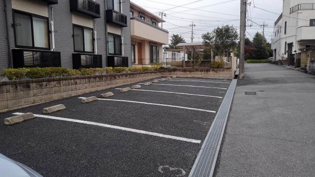 レオパレス宮ノ前の駐車場