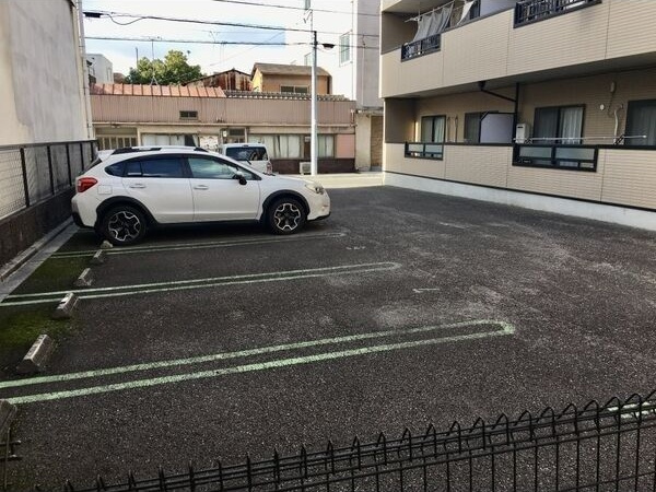 菊井中京ハイツの駐車場