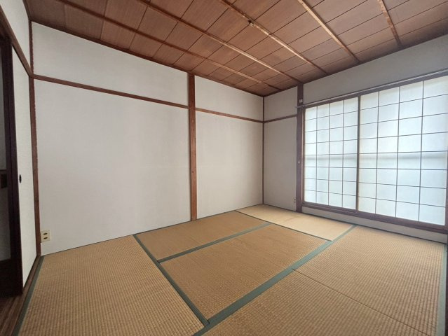 東大阪市福万寺町5丁目の和室|障子からやわらかな光が入る和室。寝室や客間、くつろぎスペースなど、生活スタイルに合わせて活用できます♪