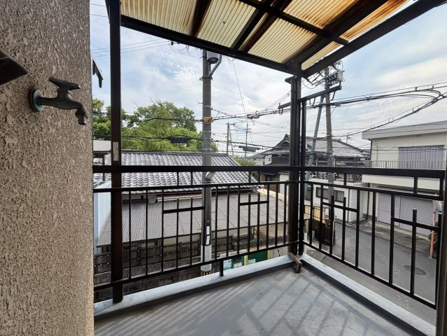 東大阪市福万寺町5丁目のバルコニー|屋根付きのバルコニーで、急な雨の際にも洗濯物が濡れにくいのがうれしいポイント。周囲の住宅街を見渡せ、外の空気を感じながら気分転換もできます♪