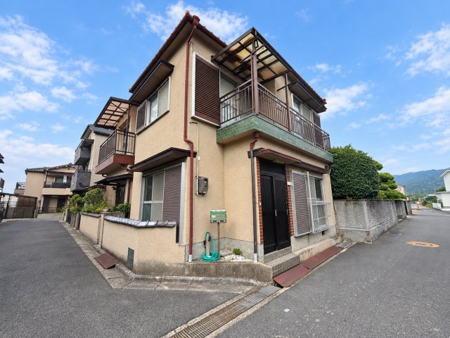 東大阪市福万寺町5丁目の前面道路含む現地写真|角地ならではの開放感が感じられる立地です。2方向から建物の様子を確認でき、採光や風通しも良好♪