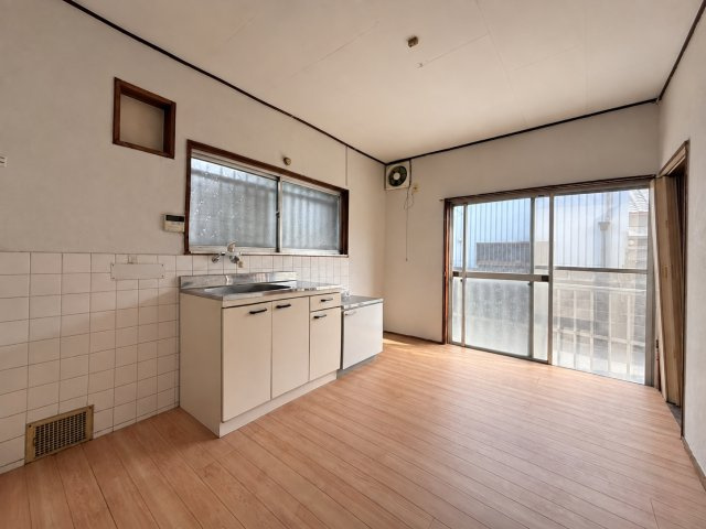 八尾市福万寺町5丁目の居間・リビング|大きな開口部から光が入るダイニングスペース。家具の配置もしやすく、暮らし方に合わせて幅広く使えます