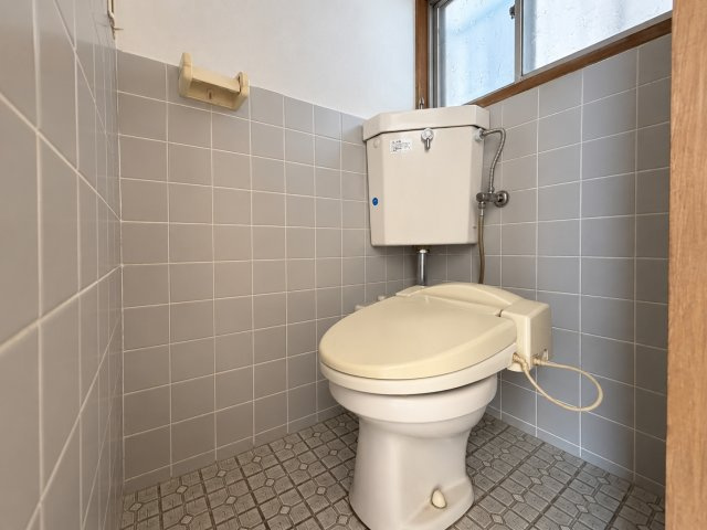 東大阪市福万寺町5丁目のトイレ|窓付きのトイレで、自然換気がしやすいのがポイント。コンパクトながら必要な設備がまとまっています。