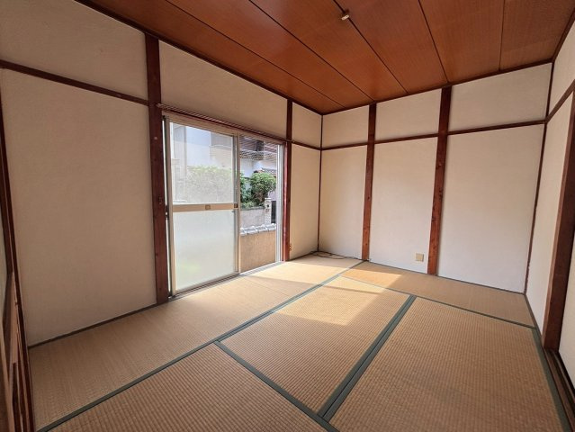 八尾市福万寺町5丁目の和室|木の柱や天井が印象的な、落ち着きのある和室。窓から自然光が入り、畳の上でゆったりと過ごせる空間です。